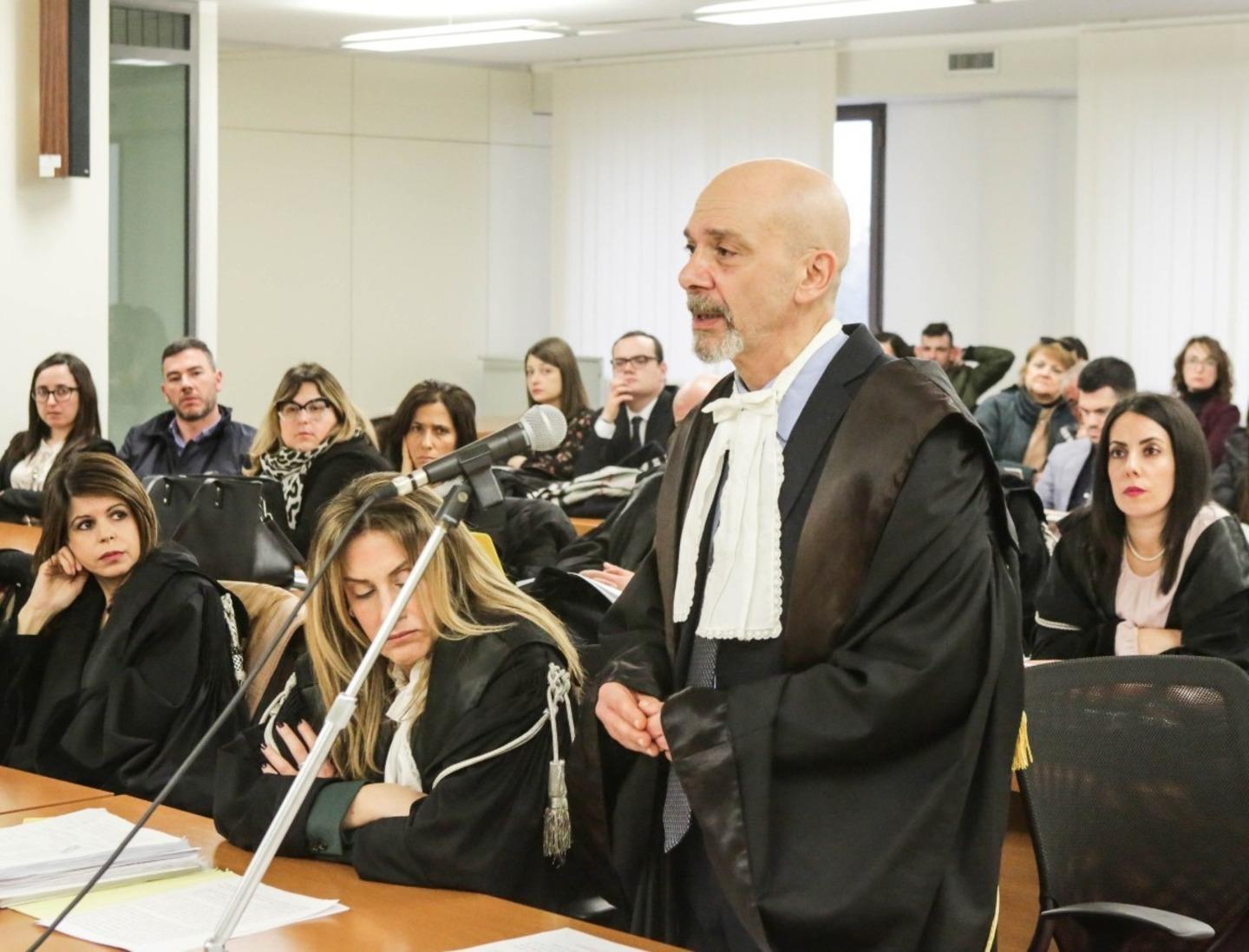 I difensori dell’imputato: «Chiamate Pinna in aula» 