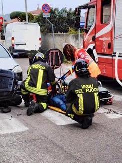Macchina contro auto, un ferito lieve 