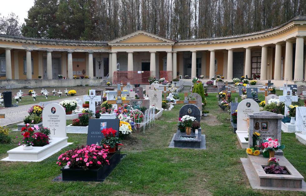 Ceneri abbandonate in un’aiuola del cimitero di Cento