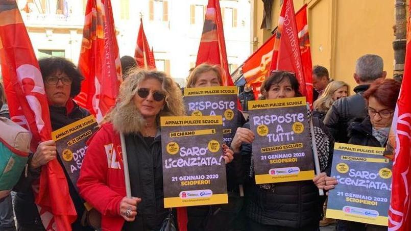 A casa dodici lavoratrici e un lavoratore. Dopo anni messi fuori dalle scuole a Massa-Carrara