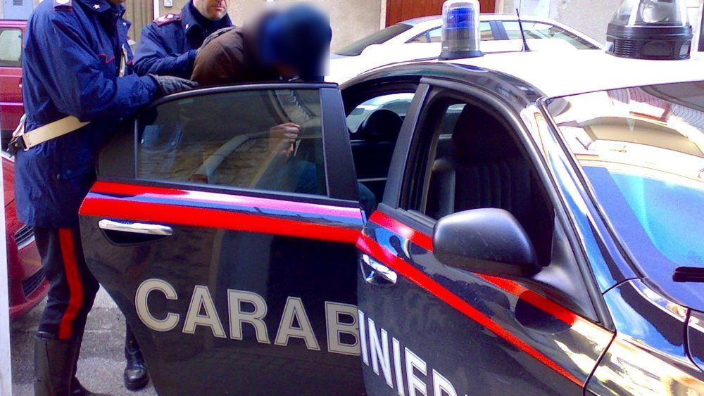 I carabinieri mentre operano uno degli arresti