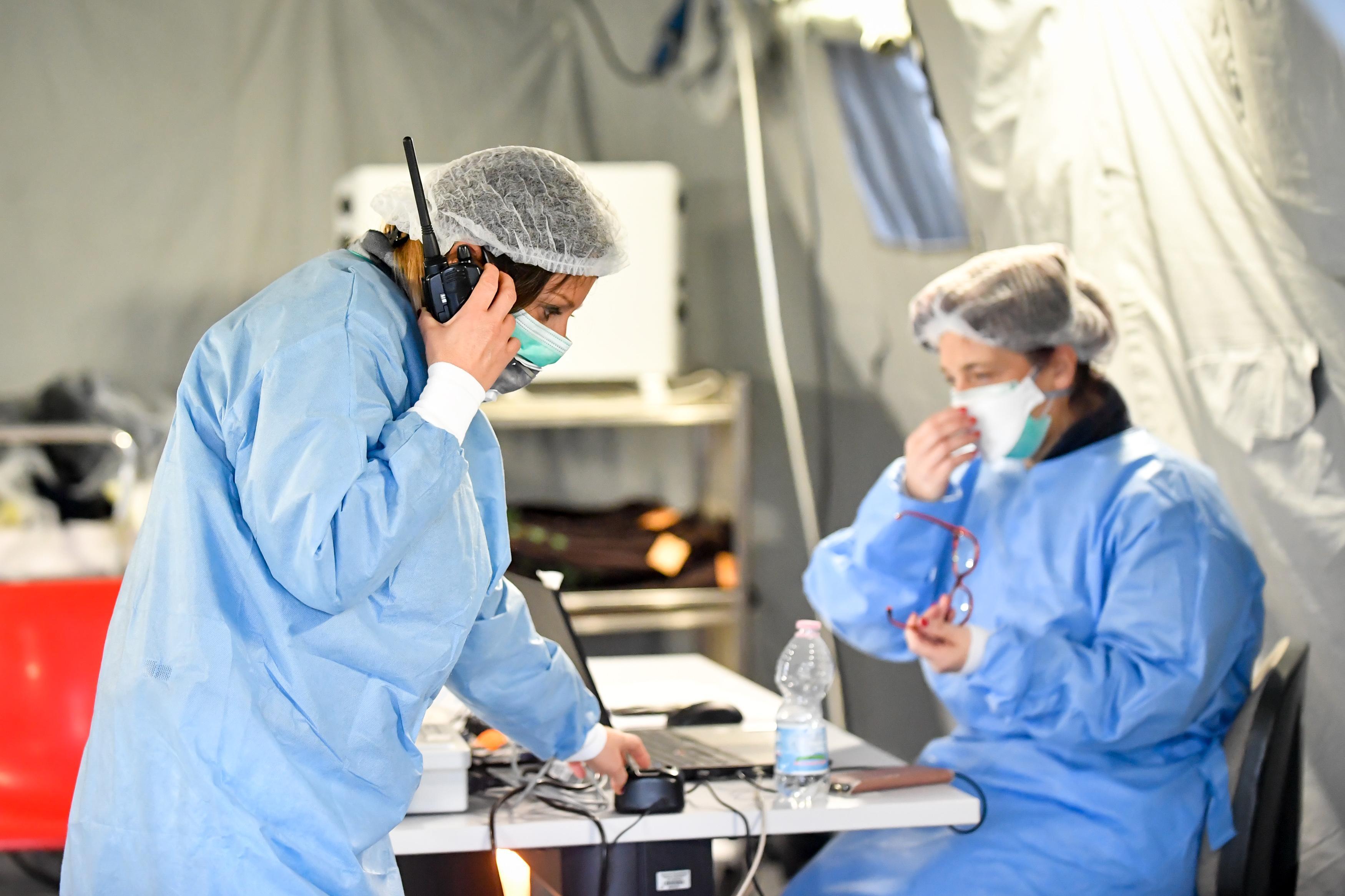Personale sanitario alle prese con l'emergenza coronavirus