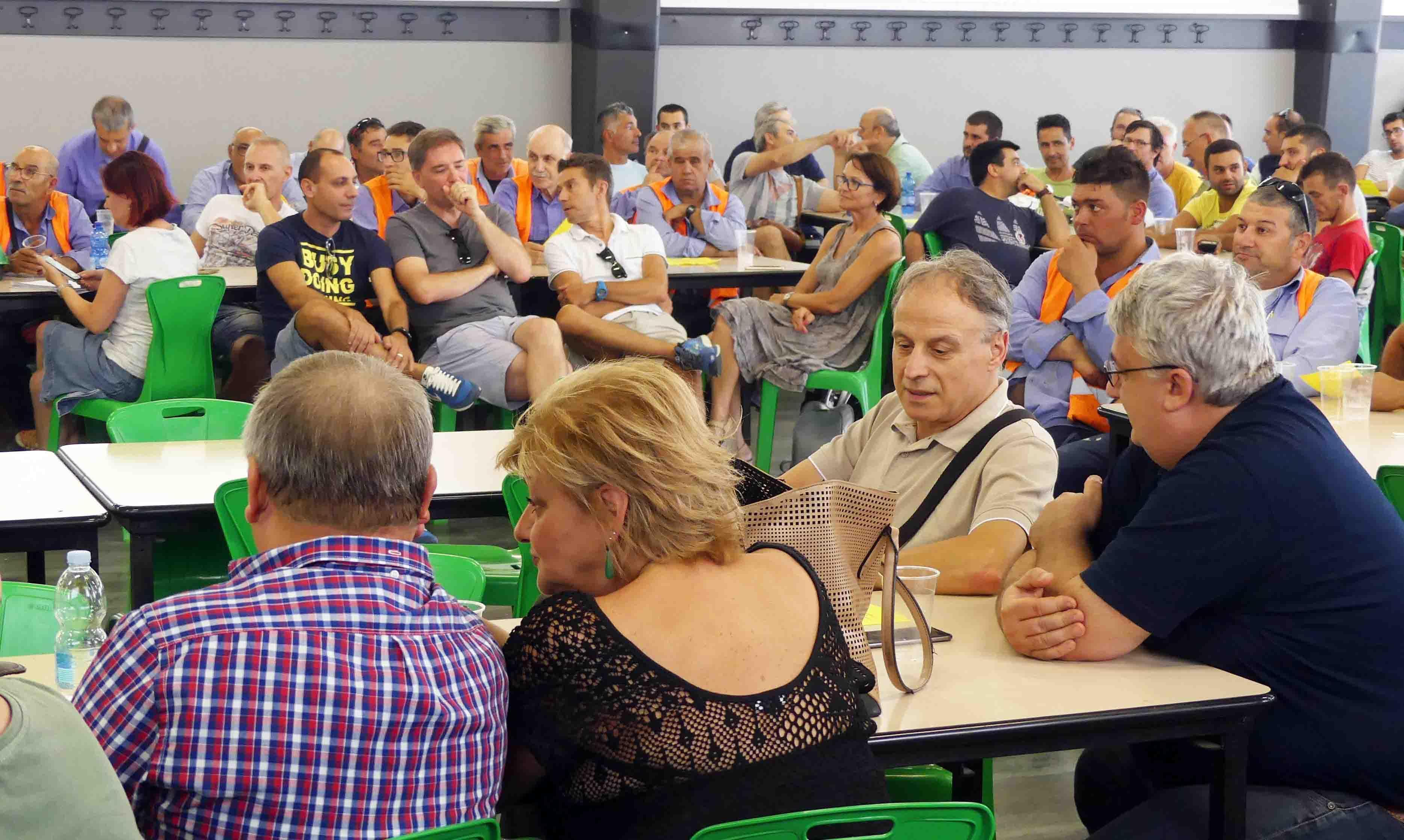 La mensa del petrolchimico durante un'assemblea (foto d'archivio)
