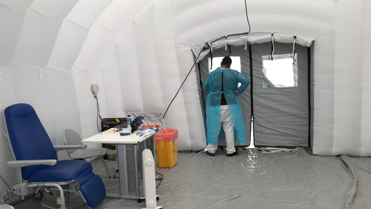 La tenda di pre-triage davanti al pronto soccorso dell'ospedale di Prato (foto Batavia)