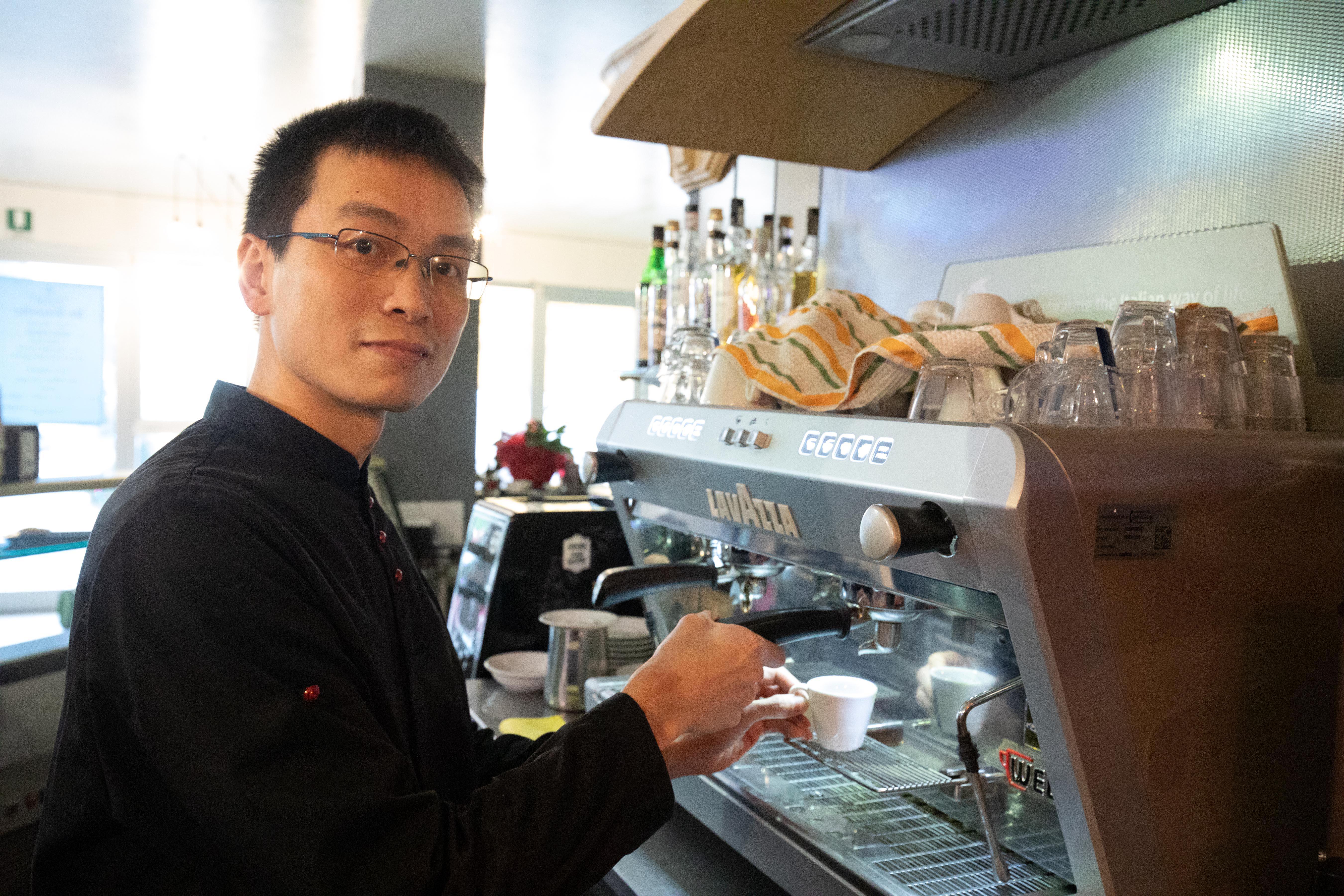 Lin Yu titolare del bar Shokuji di Cerreto Guidi (foto Carlo Sestini)