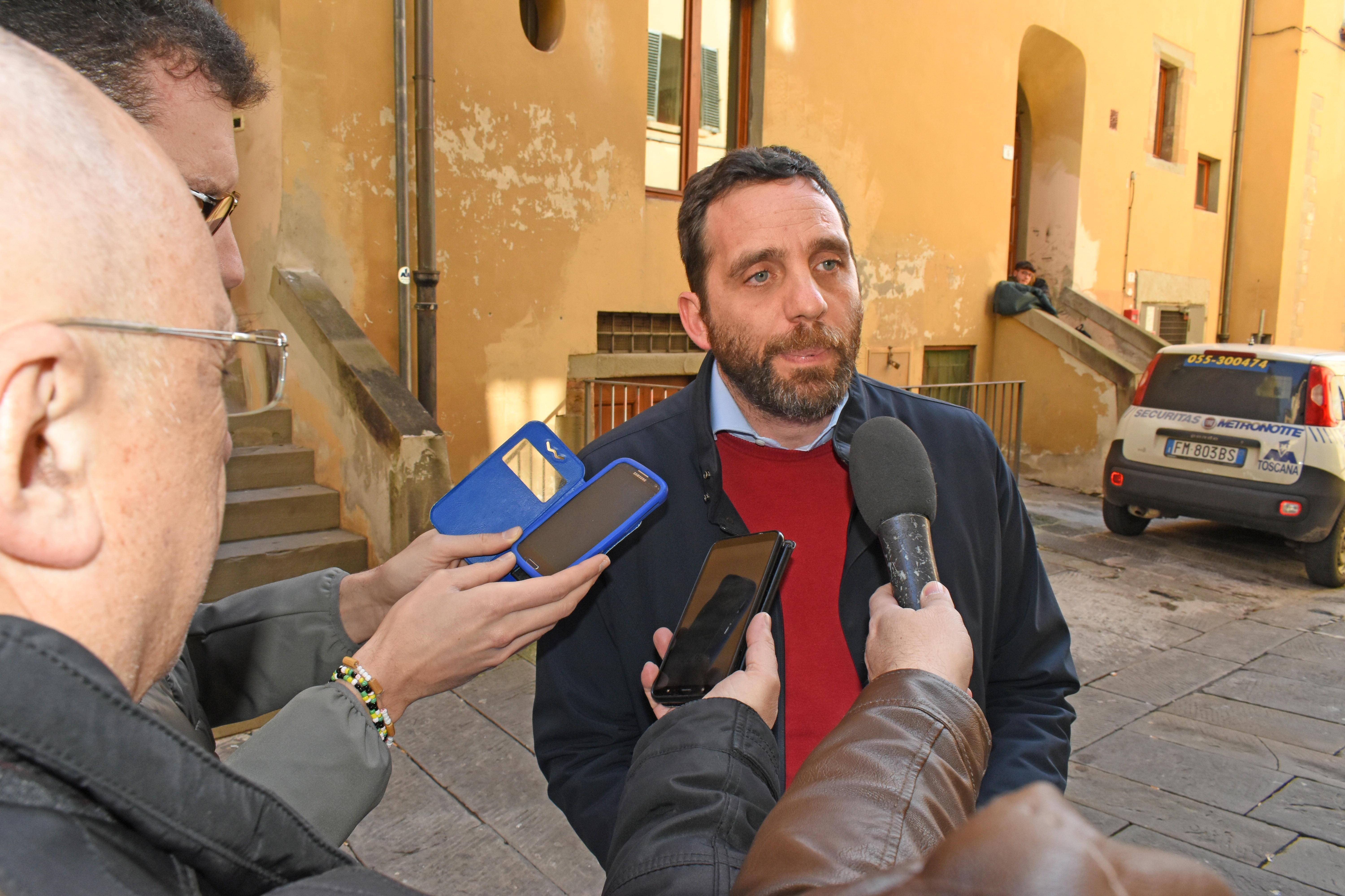 Il sindaco Tomasi con i giornalisti al termine della riunione del consiglio di amministrazione della Fondazione Marini