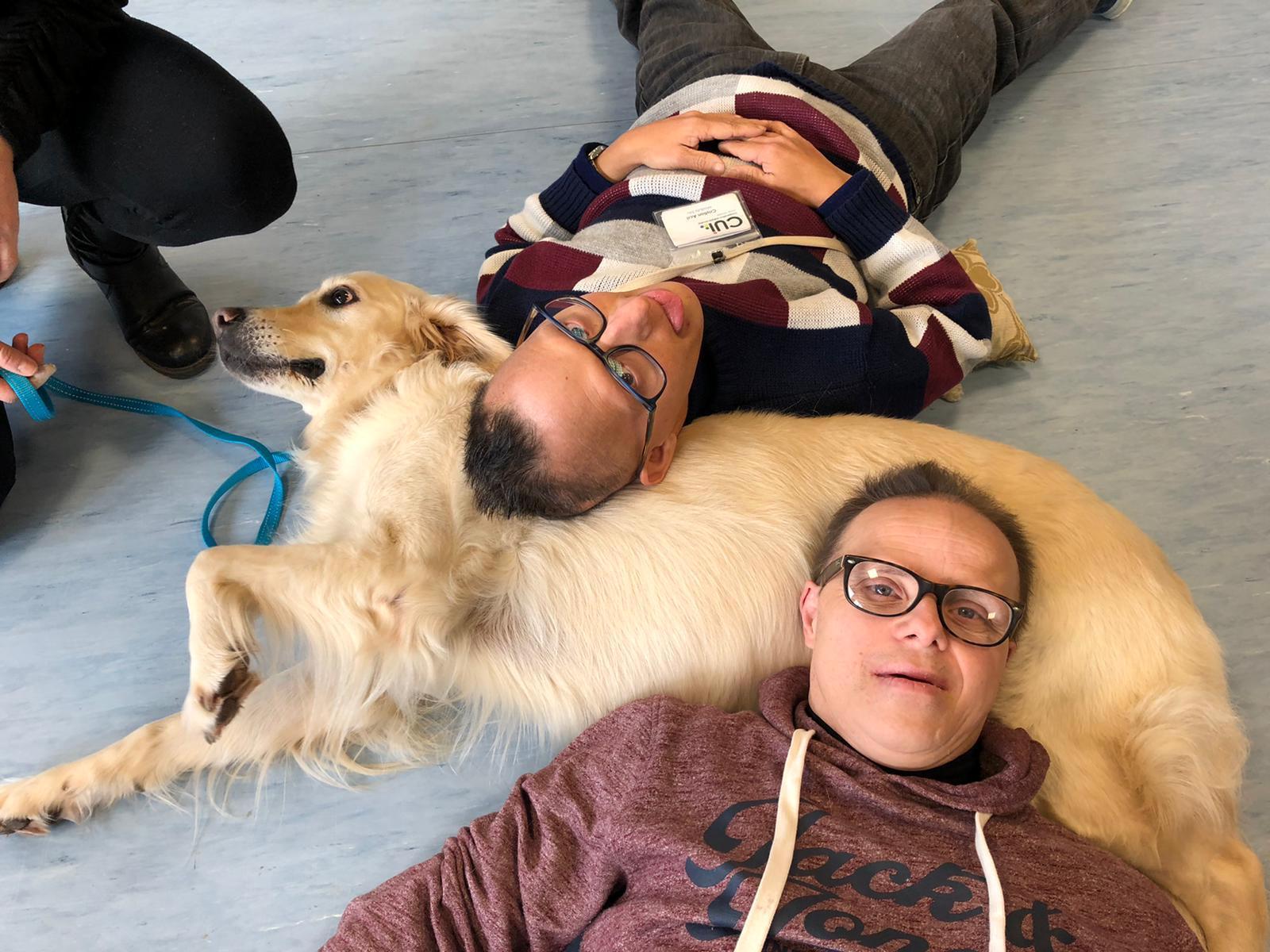 Due ragazzi della Cui insieme a Lilli, la canina utilizzata per la Pet therapy