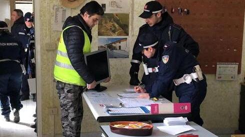 I controlli degli agenti negli uffici della società