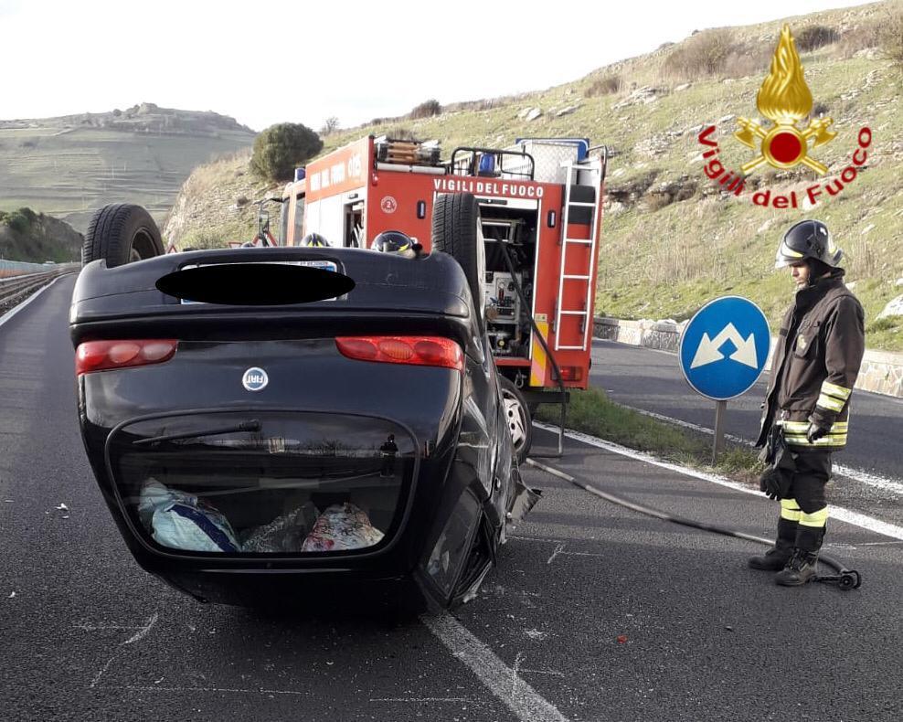 Cossoine, auto si ribalta sulla 131:  paura per un giovane di Ozieri