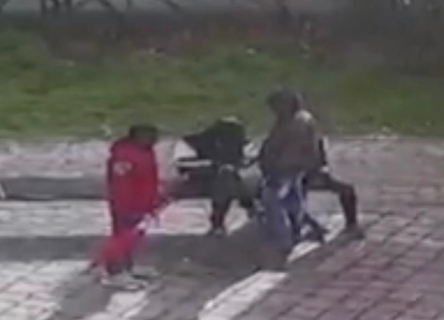 Le immagini riprese dalle telecamere di sorveglianza: due africani sono seduti su una panchina sotto la pensilina, un giovane arriva in bicicletta