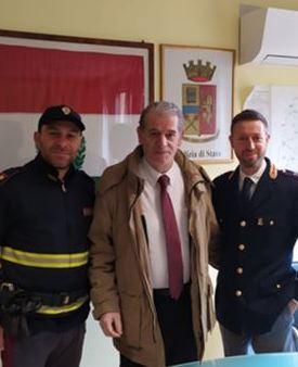 Alessandro Maredda e gli agenti della polizia stradale