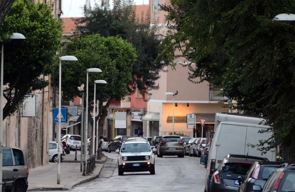 Sassari, maltratta il nipotino davanti a scuola poi cade a terra: è gravissimo 