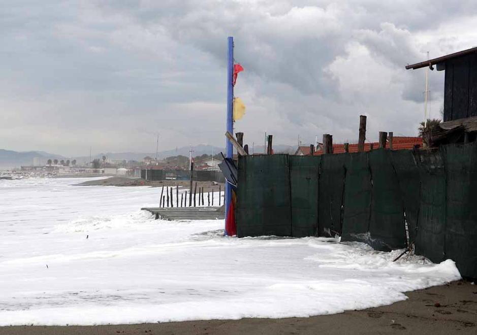 Il mare attacca Poveromo e Fossa Maestra La stagione è a rischio sul litorale apuano 