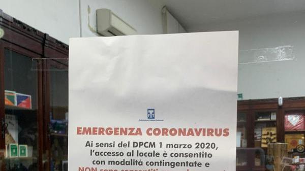 Il tabacchino di via Roma: «Mantenete le distanze»