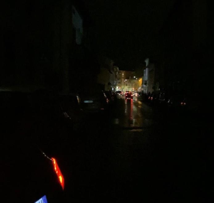 Scintille dal lampione e scoppio Poi il black out spegne la strada