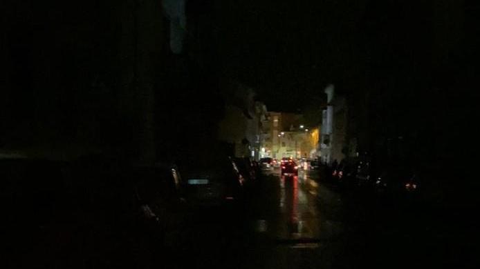 Scintille dal lampione e scoppio Poi il black out spegne la strada