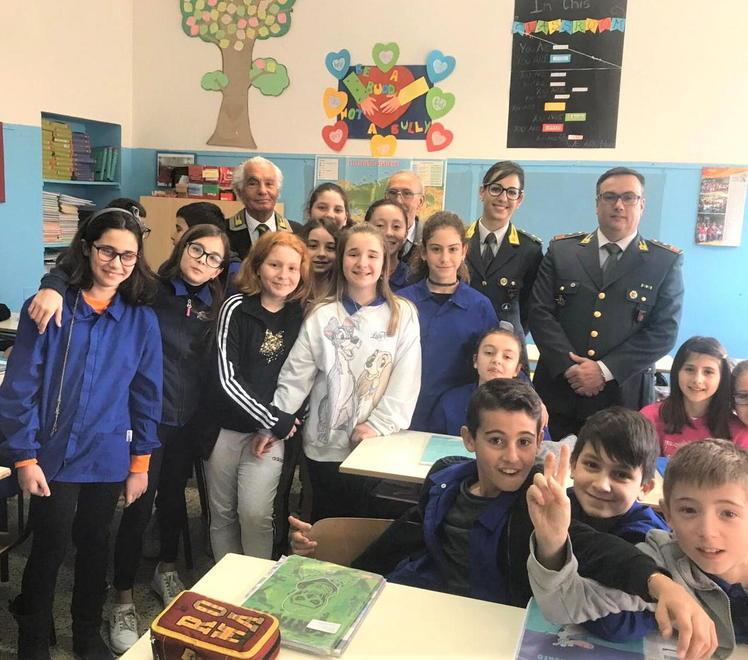 I finanzieri entrano in classe per parlare di legalità