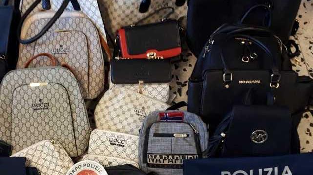 Sequestrate 29 borse contraffatte di Gucci e Vuitton