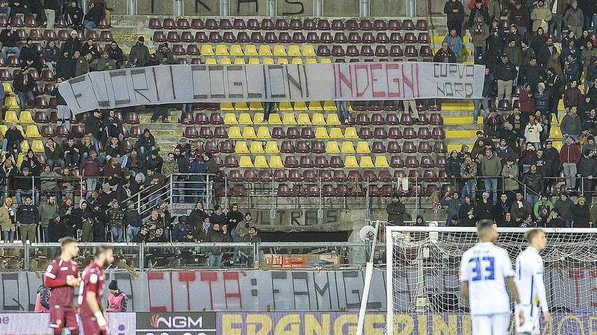 Spinelli non è in tribuna ma la contestazione continua Yousif atteso venerdì in Italia