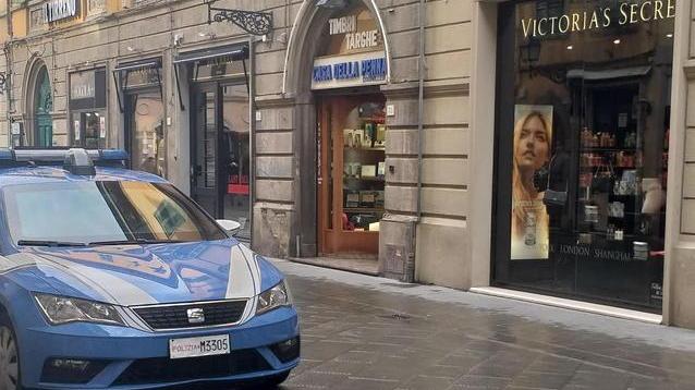 Ladri di notte da Victoria’s Secret: via una cassa