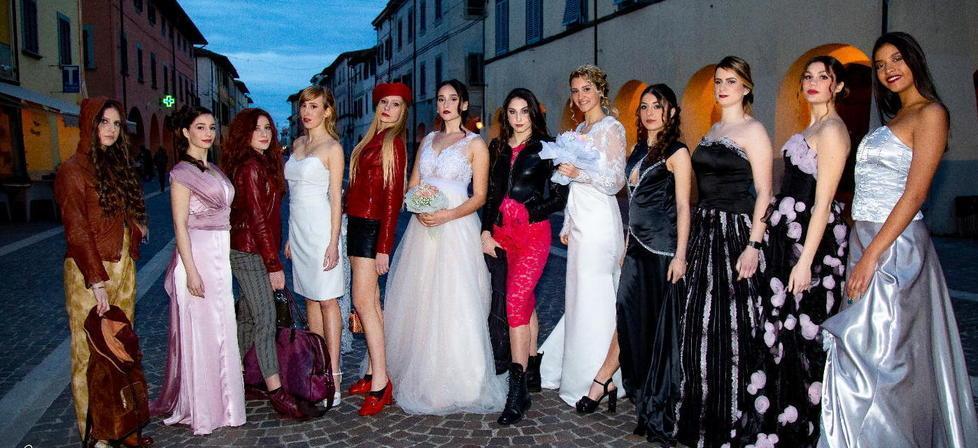 Tutto il meglio del fashion in passerella a Cascina con meravigliose modelle 
