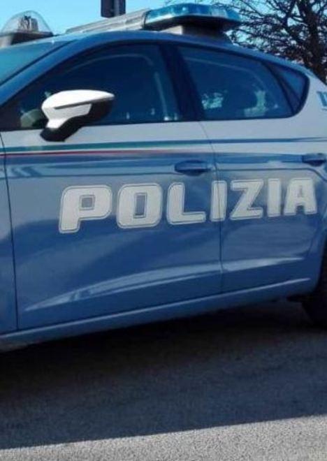 Arraffa borsa e poi preleva col bancomat: denunciato 