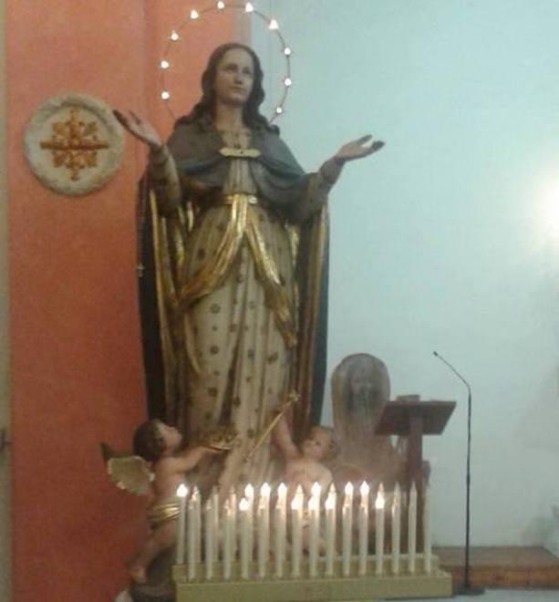 Ruba i candelabri con le offerte e strappa il messale 