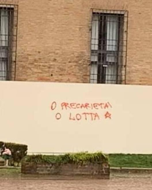 Imbrattata la parete intorno al Castello 
