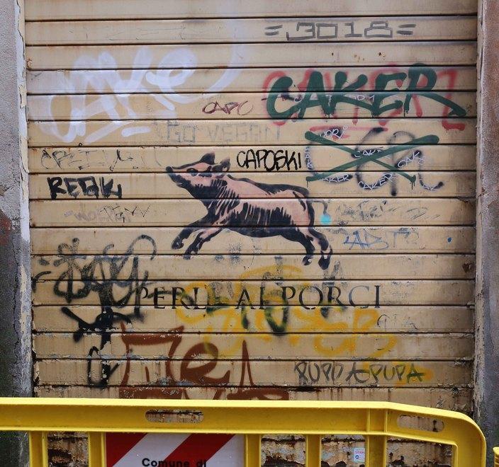 Imbrattata e coperta di graffiti l’opera del celebre writer Gas