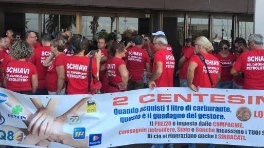 La protesta dei benzinai riparte dalla Sardegna