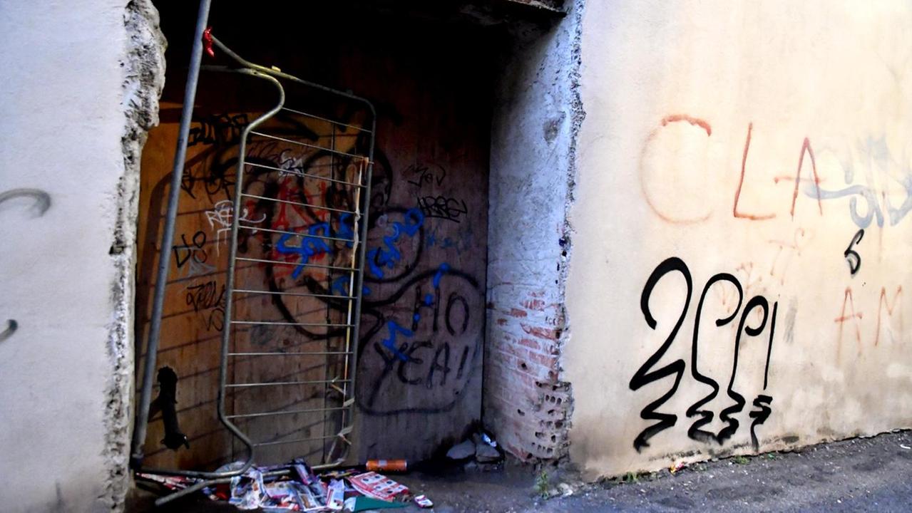 Graffiti, immondezza e transenna