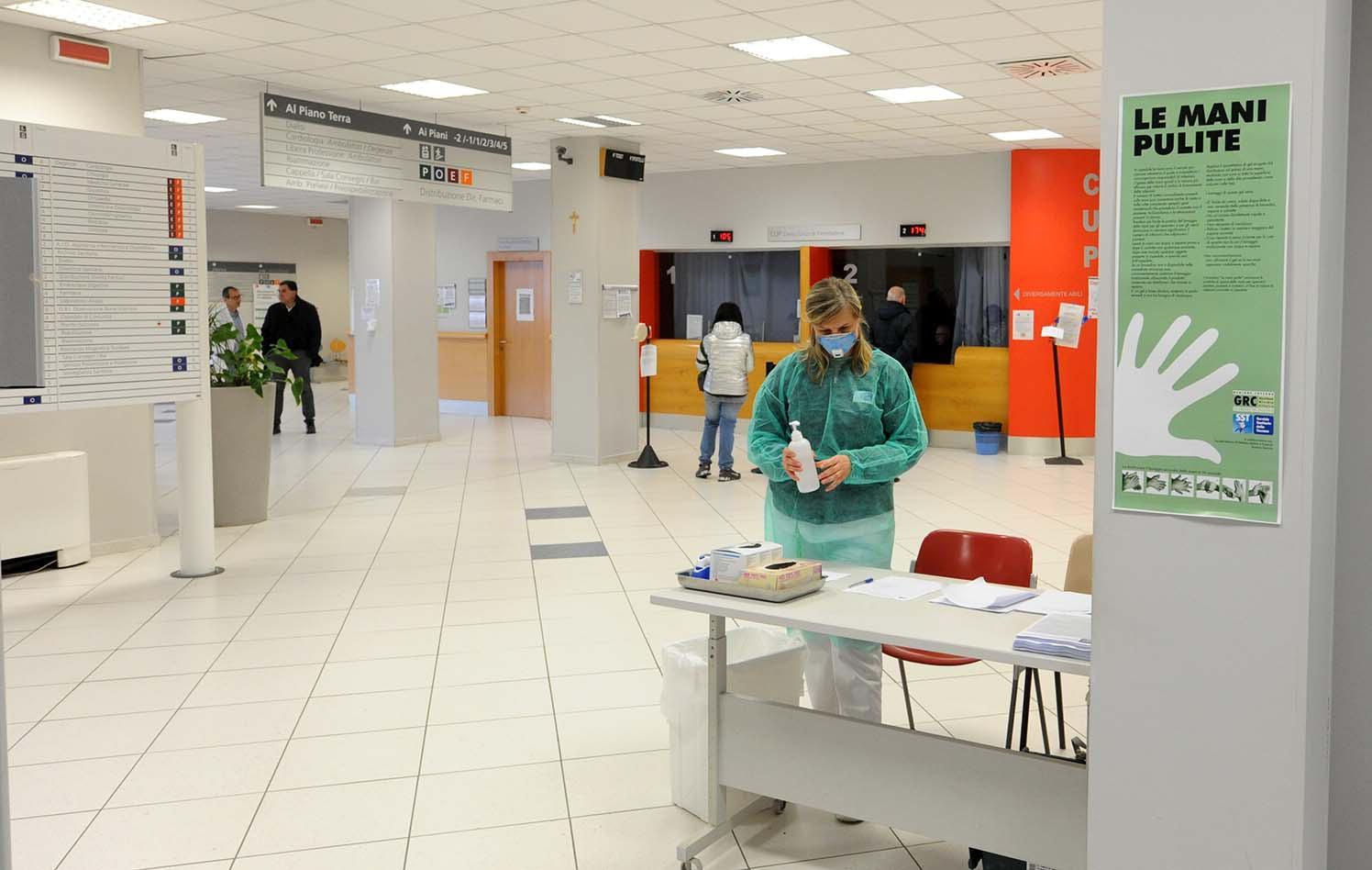 Coronavirus, contagi raddoppiati in Toscana: stravolta l’attività negli ospedali per liberare posti 