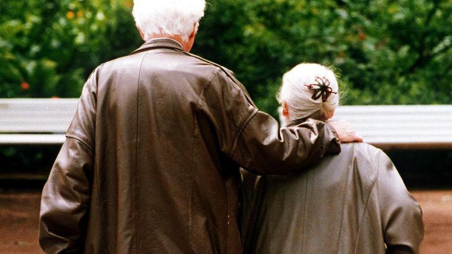 Ferrara, anziani spariti dalle piazze. L’Auser: dimezzate le presenze nei circoli