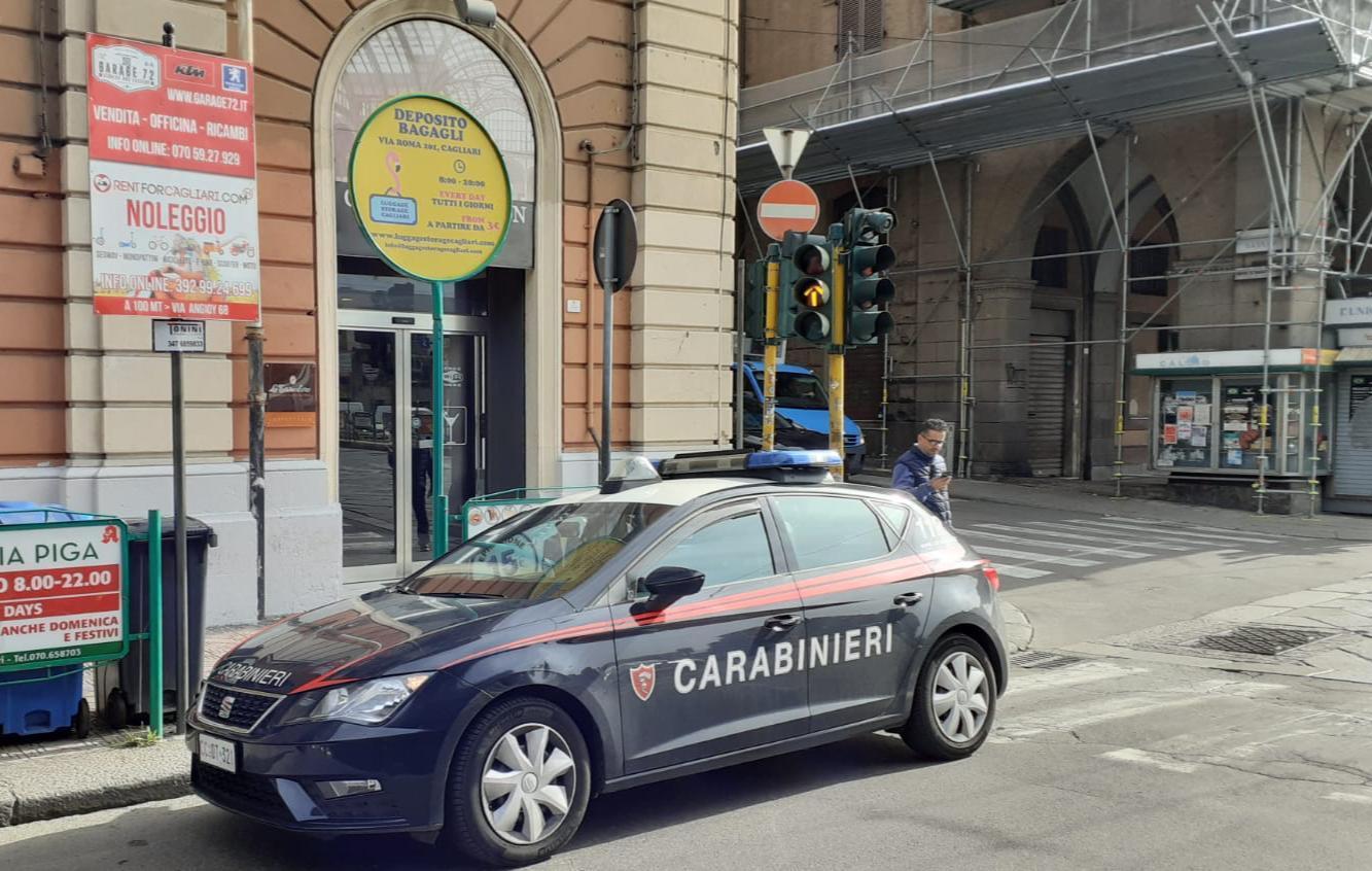 I carabinieri in via Roma nei pressi del locale dove è avvenuta l'aggressione