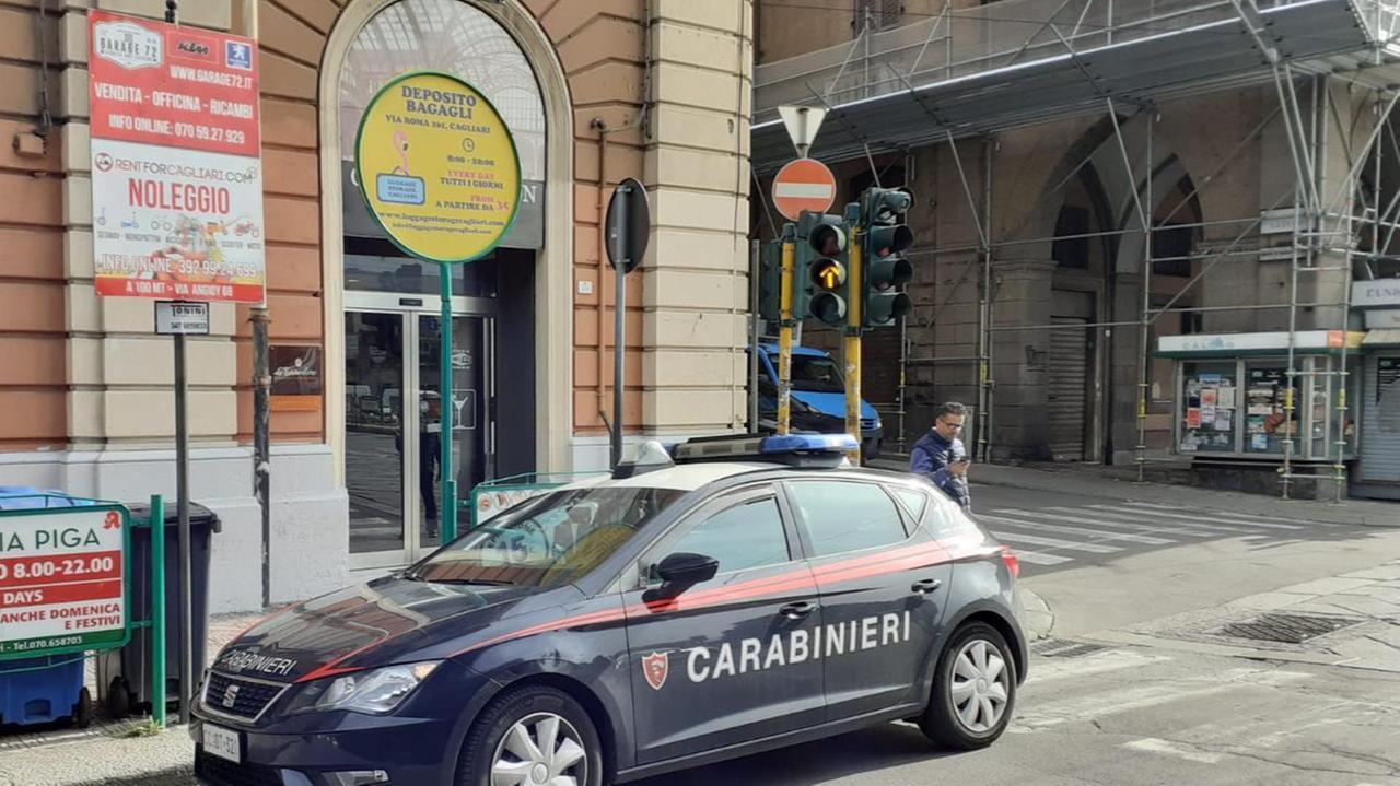 I carabinieri in via Roma nei pressi del locale dove è avvenuta l'aggressione
