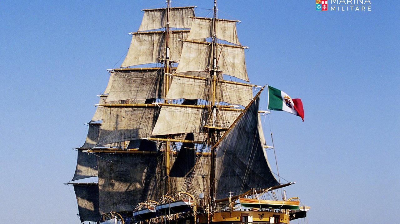 La nave Vespucci festeggia gli 89 anni facendo il giro del mondo