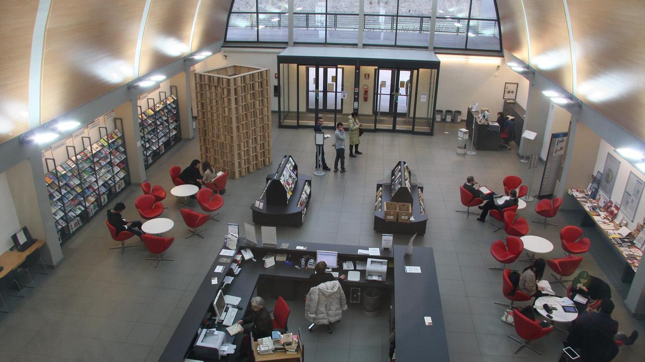 L'interno della biblioteca Lazzerini