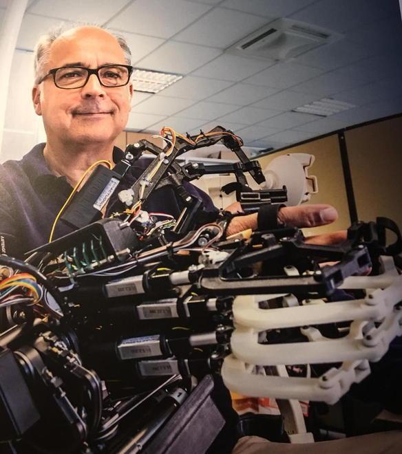 Il professor Massimo Bargamasco indossa un esoscheletro per l’arto superiore braccio-mano (Foto Irene Taddei)