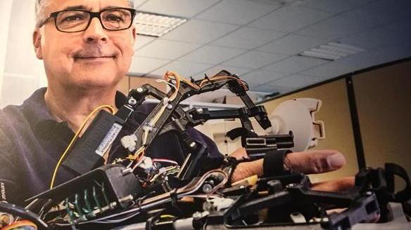 Il professor Massimo Bargamasco indossa un esoscheletro per l’arto superiore braccio-mano (Foto Irene Taddei)