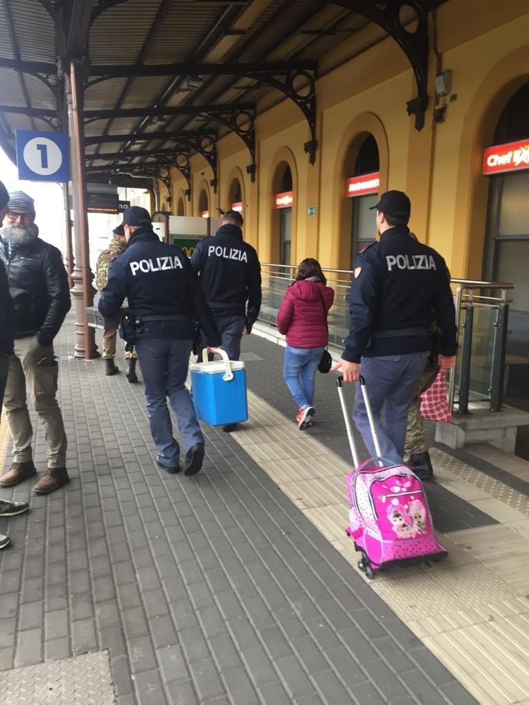 Modena: bimba resta sul treno, la polizia la recupera e la restituisce al papà 