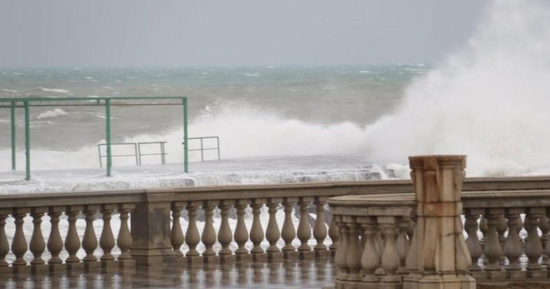 Una mareggiata a Livorno (foto d'archivio)
