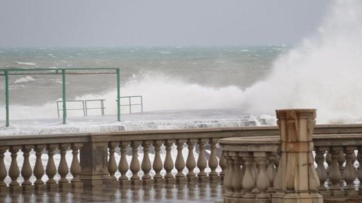 Una mareggiata a Livorno (foto d'archivio)
