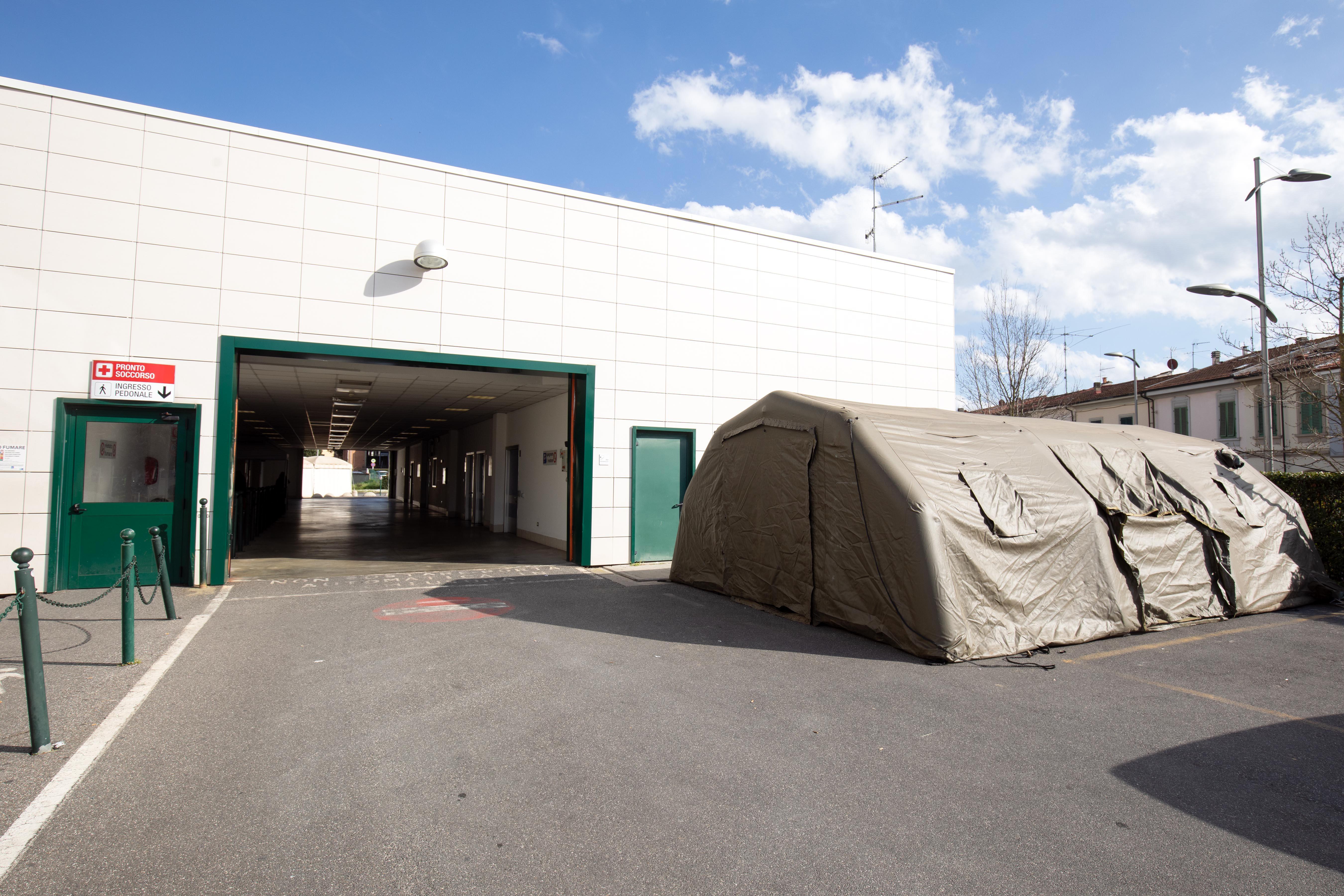 La tenda per il test sul coronavirus davanti al pronto soccorso dell'ospedale San Giuseppe (Foto Carlo Sestini)