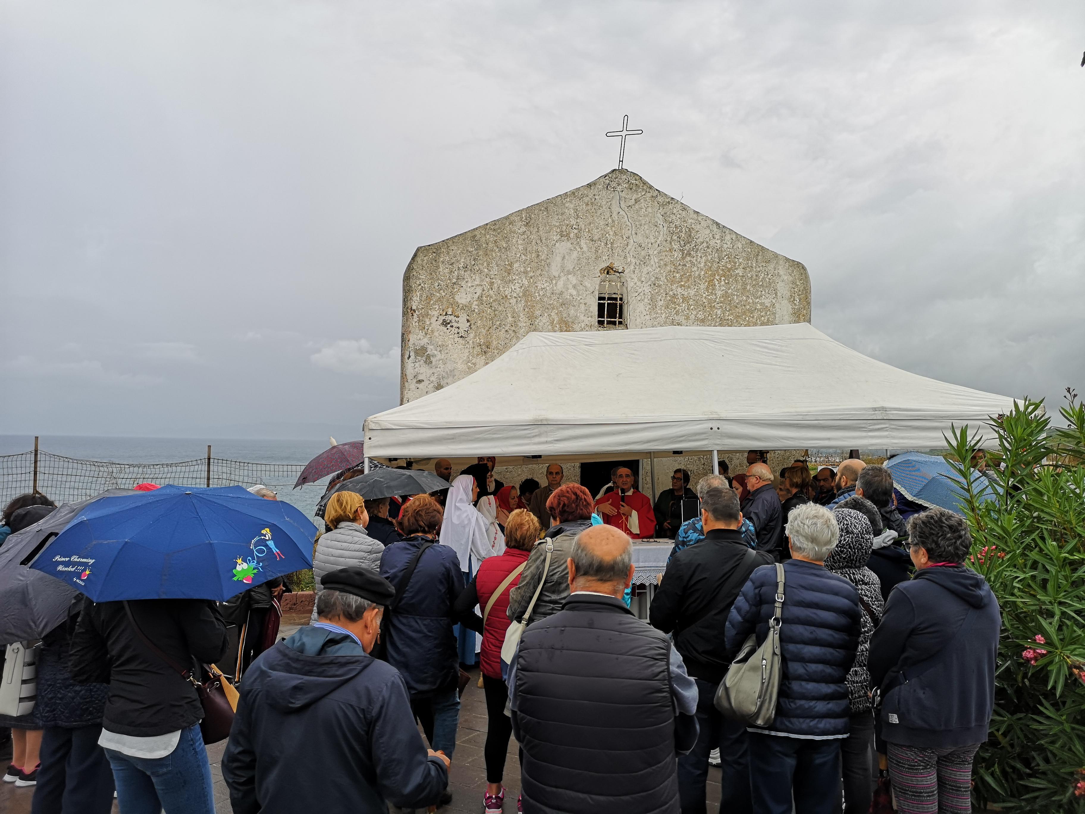 Messa davanti alla chiesetta di Balai