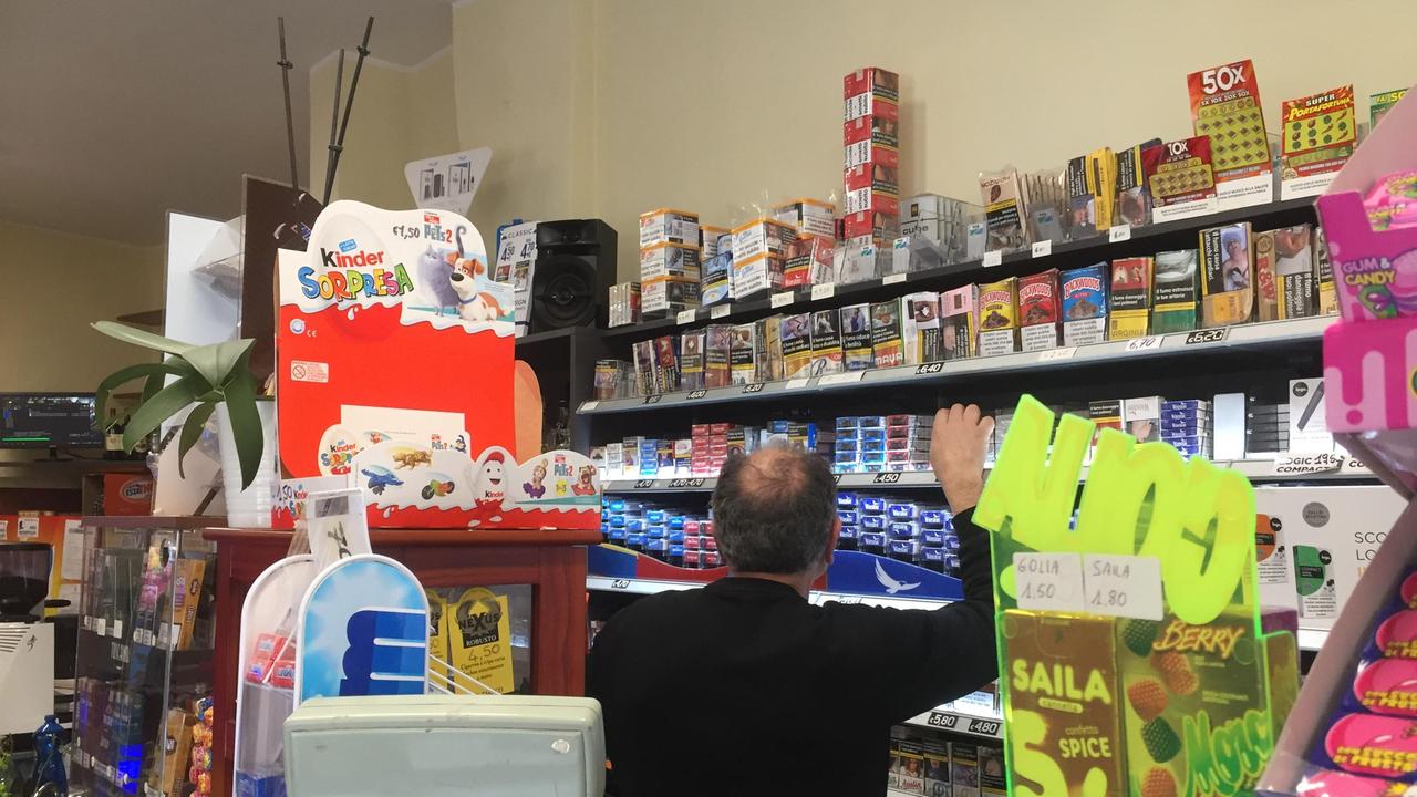 Andrea Paparelli, di spalle come da lui richiesto, titolare del bar tabacchi Damasco di piazza della Repubblica