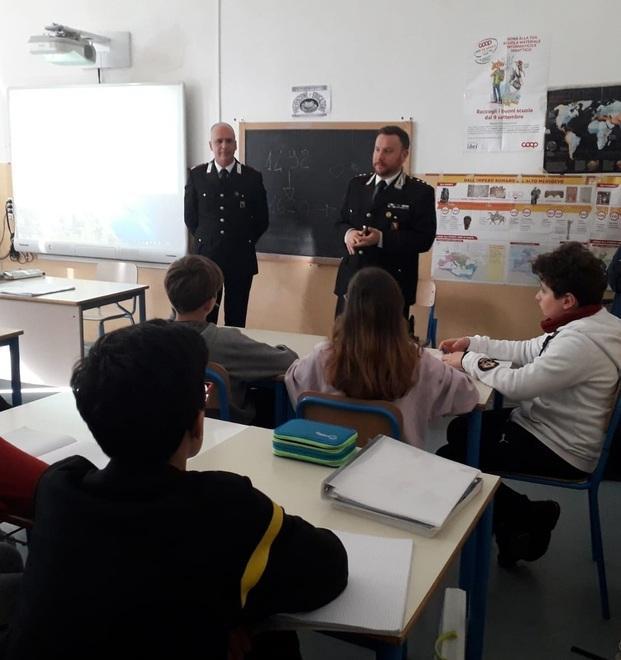 «Chiamateci sempre»: carabinieri alle Borsi per incontrare i ragazzi