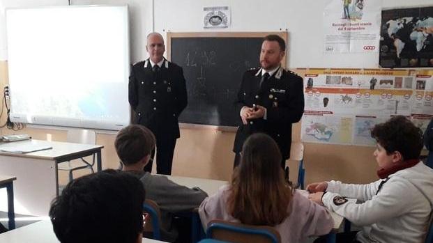 «Chiamateci sempre»: carabinieri alle Borsi per incontrare i ragazzi