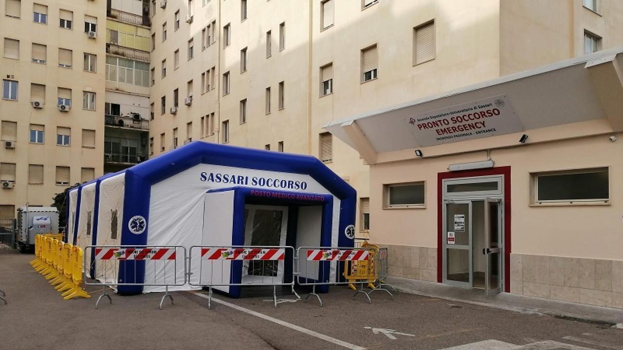 La tenda davanti al pronto soccorso di Sassari