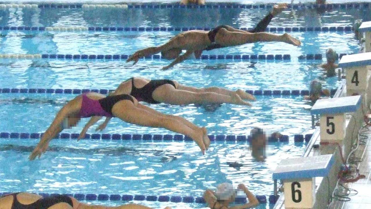 Gara di nuoto in una piscina municipale