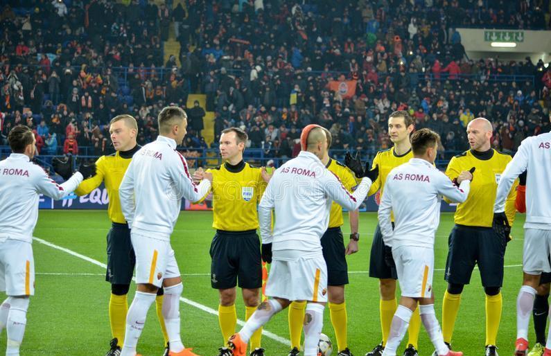 Bottigliette, microfoni, cibo Regole anti-contagio in serie A 
